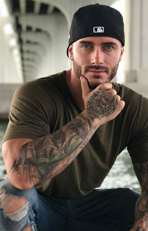 Categoría «Hombre guapo tatuado» de fotos e。